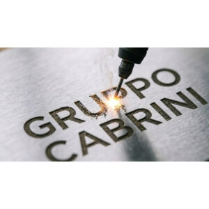 Incisione laser della scritta Gruppo Cabrini su una targa in metallo