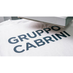 Stampa a caldo della scritta Gruppo Cabrini su una t-shirt bianca